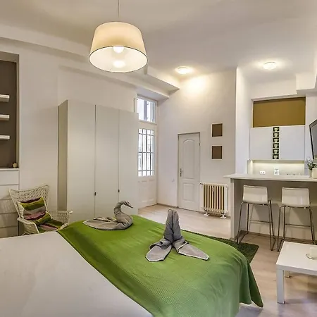 Сasa de vacaciones Your Frisky In The Iconic Vaci Street *