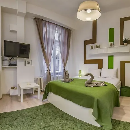 Your Frisky In The Iconic Vaci Street Сasa de vacaciones