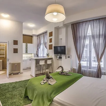 Your Frisky In The Iconic Vaci Street * Budapest